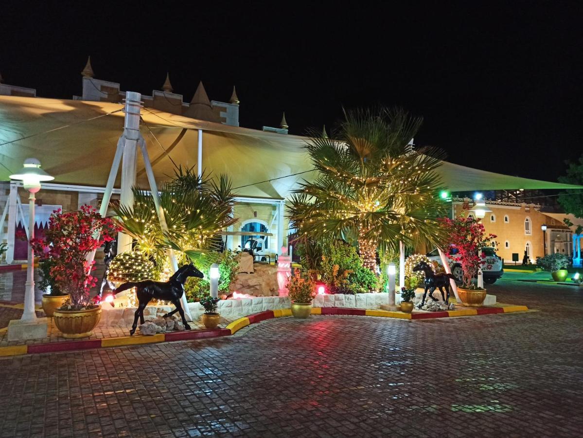 Tio Sea Resort Al Khor Exterior photo Al Shaqab at night